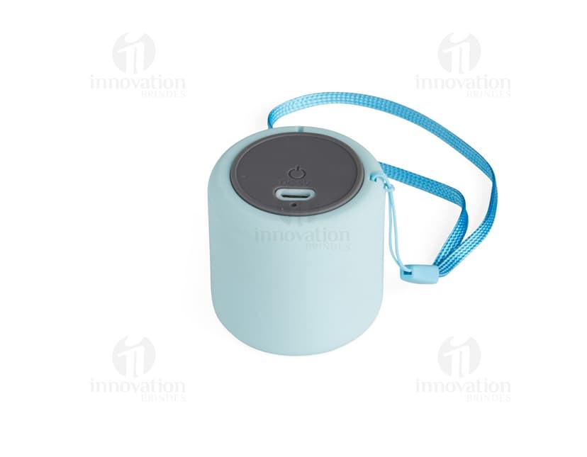 Caixa de som Bluetooth preta e prateada, com design moderno e compacto. Feita de material metálico e plástico, possui botões de controle, entrada USB e conexão sem fio. Ideal para uso em escritórios, em casa ou em ambientes corporativos.