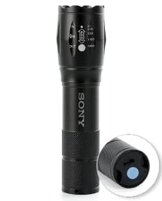 Lanterna led recarregável com zoom, em metal prateado e detalhes em plástico preto. O equipamento possui design clássico e elegante, ideal para uso em casa, escola ou no trabalho.