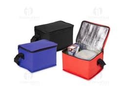 Bolsa térmica de 4 litros em formato de caixa, feita de plástico resistente. Decorada com fita e laço, é perfeita para