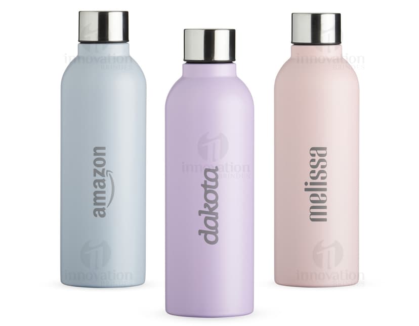 Garrafa inox de 800ml com tampa fosca, contendo líquido transparente. A embalagem é clean e possui um design elegante.