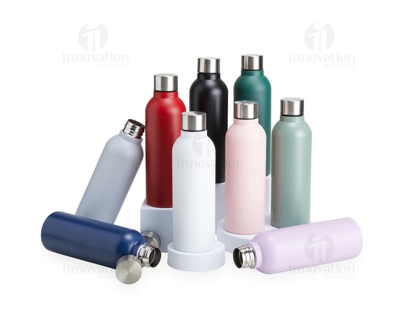 Garrafa inox de 800ml com tampa fosca, contendo líquido transparente. A embalagem é clean e possui um design elegante.
