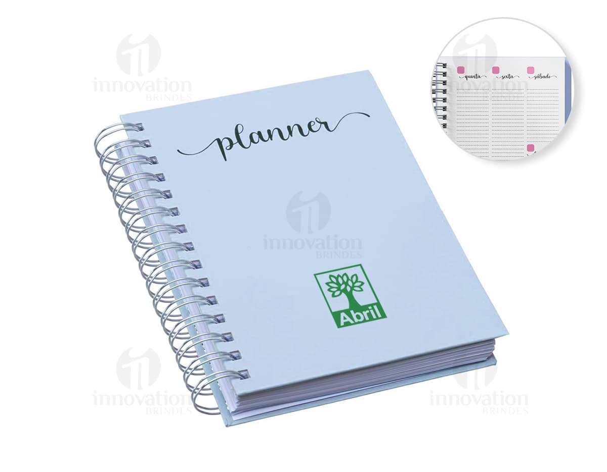Planner anual em percalux com calendários.