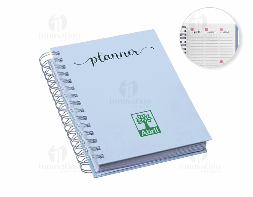 Planner anual em percalux com calendários.