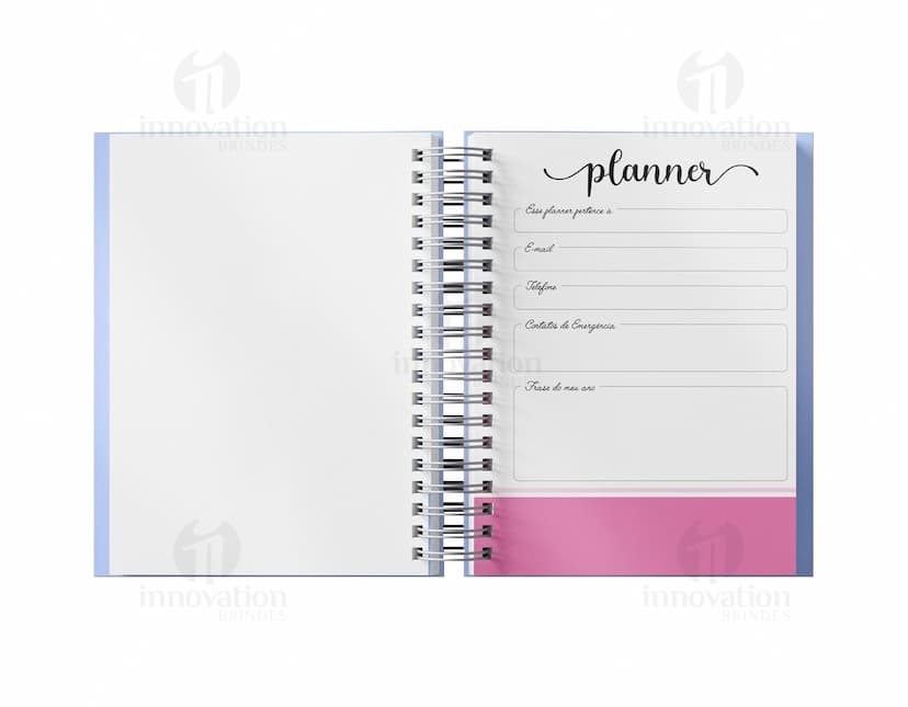 Planner anual em percalux com calendários.