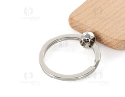 Wood Keychain - A vintage and charming accessory to gift with elegance. Ideal for adding style and personality to your keys.