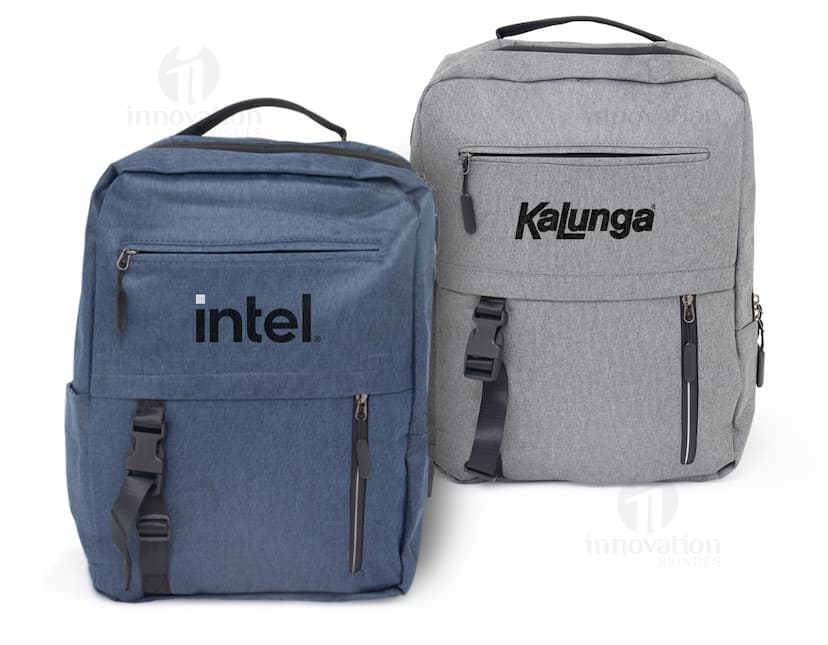 Mochila de Nylon 23 Litros preta em estilo moderno, com design 3D e textura de tecido. Possui espaço para transporte de equipamentos e objetos, ideal para negócios e viagens.
