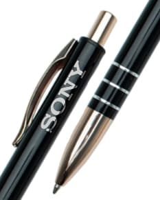 Caneta metálica azul com clique, objeto de escrita, equipamento de escritório, metal prateado, instrumento de escrita, caneta esferográfica, utensílio de metal, dispositivo mecânico, design elegante e moderno.