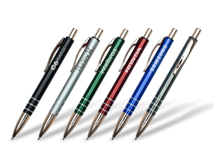 Caneta metálica azul com clique, objeto de escrita, equipamento de escritório, metal prateado, instrumento de escrita, caneta esferográfica, utensílio de metal, dispositivo mecânico, design elegante e moderno.