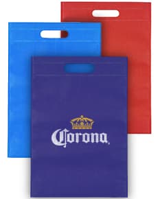 Envelope de papel em um container branco com uma bandeira nacional icônica. O símbolo do card de design de negócios vazio está em destaque, junto com um ícone de carta e uma etiqueta amarela. O template de arte retrô inclui um clip de papel padronizado, com sombras e ícones de comunicação. O produto destaca-se em fundo preto, com a imagem espalhada em uma coleção de stationery.