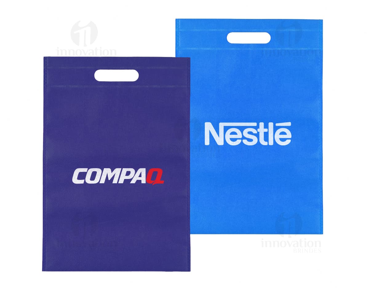 Envelope de papel em um container branco com uma bandeira nacional icônica. O símbolo do card de design de negócios vazio está em destaque, junto com um ícone de carta e uma etiqueta amarela. O template de arte retrô inclui um clip de papel padronizado, com sombras e ícones de comunicação. O produto destaca-se em fundo preto, com a imagem espalhada em uma coleção de stationery.