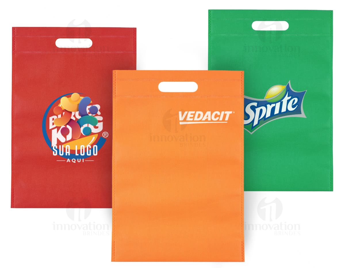 Envelope de papel em um container branco com uma bandeira nacional icônica. O símbolo do card de design de negócios vazio está em destaque, junto com um ícone de carta e uma etiqueta amarela. O template de arte retrô inclui um clip de papel padronizado, com sombras e ícones de comunicação. O produto destaca-se em fundo preto, com a imagem espalhada em uma coleção de stationery.