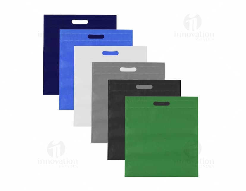 Sacola TNT sem alça termo selada em design 3D com símbolos de casa, mapa, papel e ícone de venda. Representação gráfica vazia de propriedade imobiliária, com espaço para escrever informações.