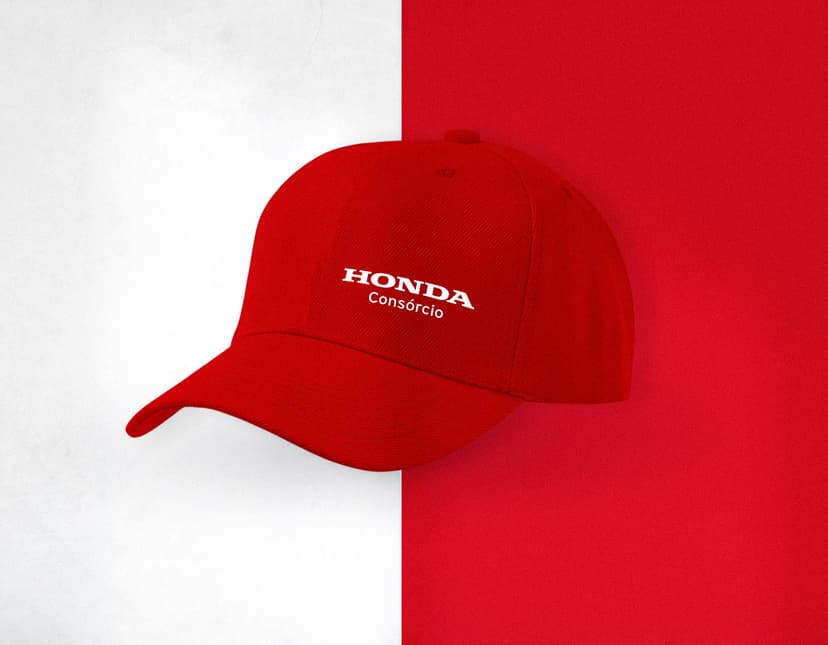 Boné amarelo de seis gomos com design esportivo, ideal para proteção contra o sol durante práticas esportivas como tênis e futebol. O acessório esportivo é feito de material resistente e possui um símbolo na parte frontal. Ótima opção de acessório esportivo para uso durante competições ou lazer ao ar livre.