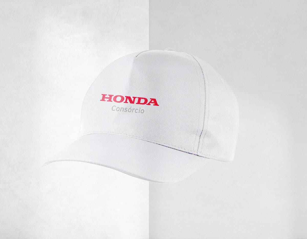 Boné americano tradicional brim preto para um visual moderno e elegante. Com design clássico, é o acessório perfeito para o seu dia a dia no escritório ou em casa. Garanta já o seu!