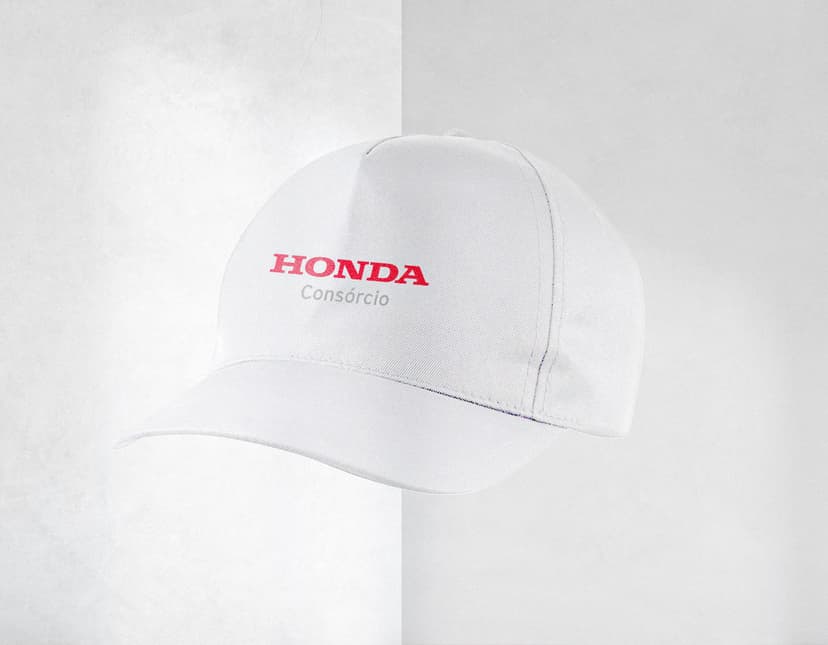 Boné americano tradicional brim preto para um visual moderno e elegante. Com design clássico, é o acessório perfeito para o seu dia a dia no escritório ou em casa. Garanta já o seu!