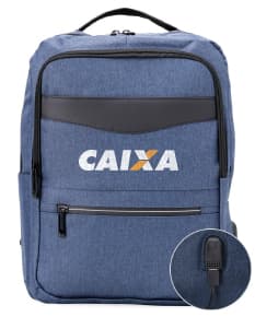 Mochila preta de nylon com capacidade de 22L, possui suporte USB embutido. Possui alça, zíper, bolso de armazenamento e design moderno. Ideal para viagens, negócios ou uso casual. Elegante, resistente e prática.