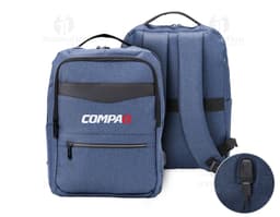 Mochila negra de nylon con capacidad de 22L, cuenta con soporte USB integrado. Posee asa, cremallera, bolsillo de