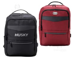 Mochila negra de nylon con capacidad de 22L, cuenta con soporte USB integrado. Posee asa, cremallera, bolsillo de