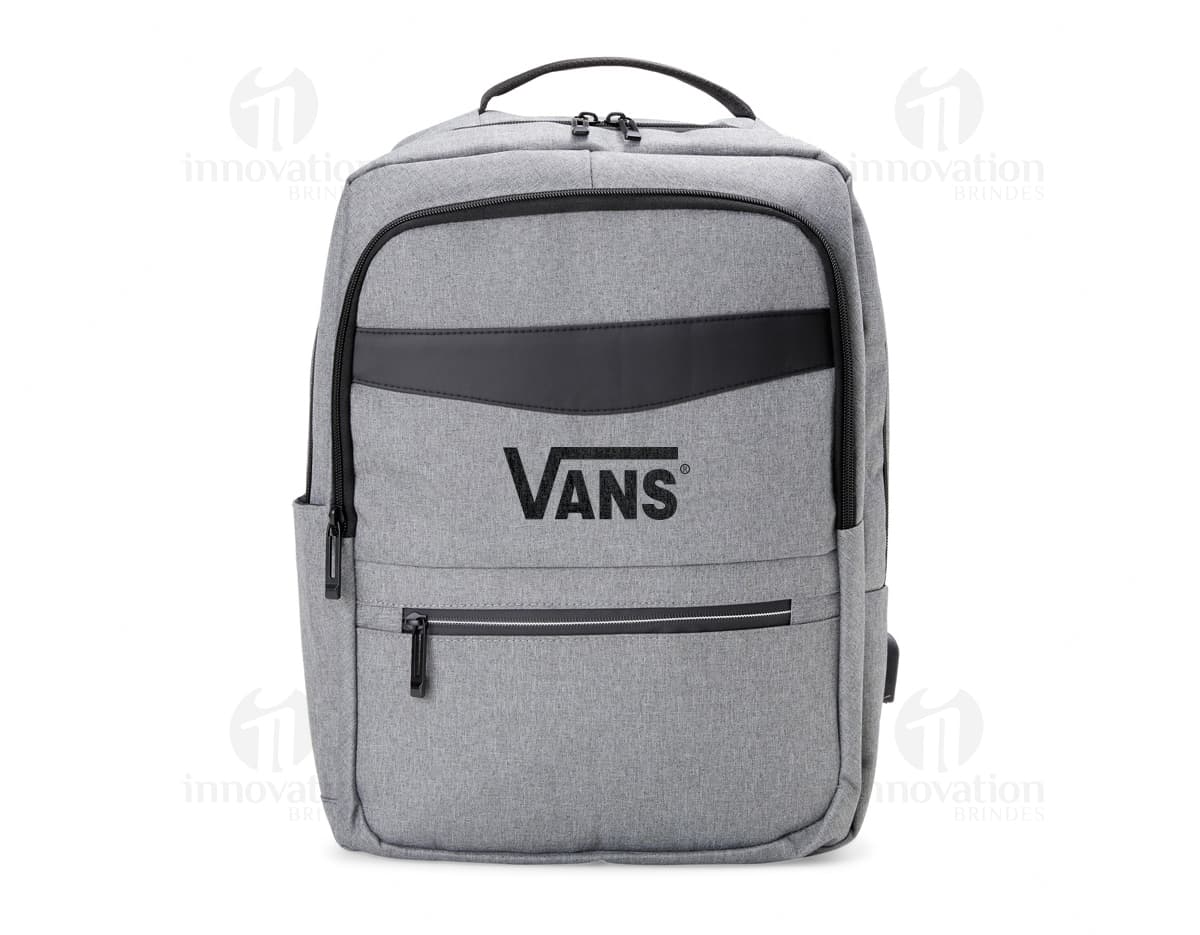 Mochila preta de nylon com capacidade de 22L, possui suporte USB embutido. Possui alça, zíper, bolso de armazenamento e design moderno. Ideal para viagens, negócios ou uso casual. Elegante, resistente e prática.