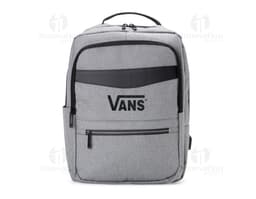 Mochila negra de nylon con capacidad de 22L, cuenta con soporte USB integrado. Posee asa, cremallera, bolsillo de