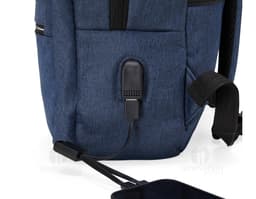 Mochila negra de nylon con capacidad de 22L, cuenta con soporte USB integrado. Posee asa, cremallera, bolsillo de