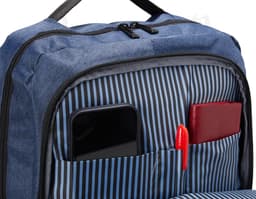 Mochila negra de nylon con capacidad de 22L, cuenta con soporte USB integrado. Posee asa, cremallera, bolsillo de