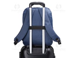 Mochila negra de nylon con capacidad de 22L, cuenta con soporte USB integrado. Posee asa, cremallera, bolsillo de
