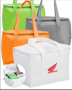 Imagem de uma bolsa térmica de 6 litros em TNT, um produto eletrônico, equipamento de escritório e de transportar, com design moderno em três dimensões.