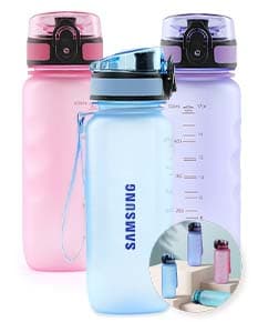 Imagem de um Squeeze Plástico com capacidade de 550mL, possuindo alça de Nylon para facilitar o transporte.