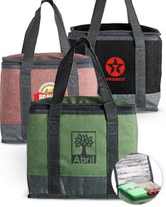 Bolsa Térmica 12 Litros na cor azul, com alça para transporte e zíper na parte superior. A bolsa está fechada e apresenta um design simples e funcional.