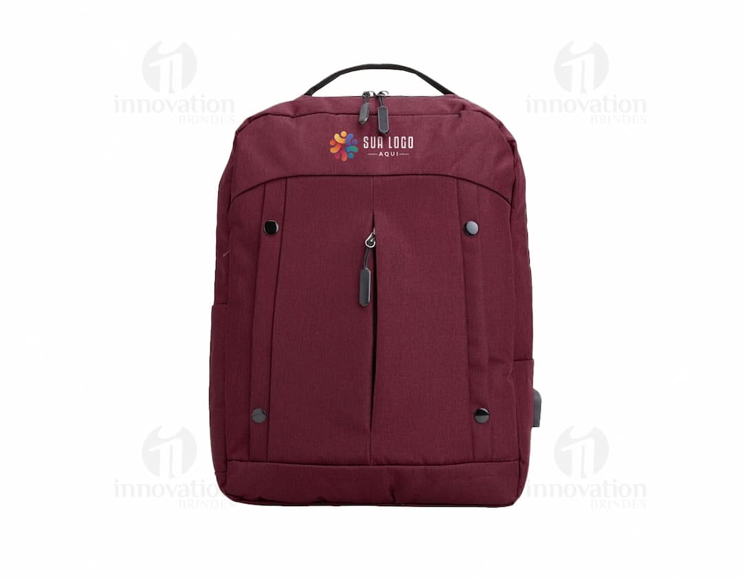 Mochila de nylon de 21 litros em marrom e preto, com alça de couro, zíperes, bolsos e tecido resistente. Ideal para viagens, uso casual e estilo moderno.