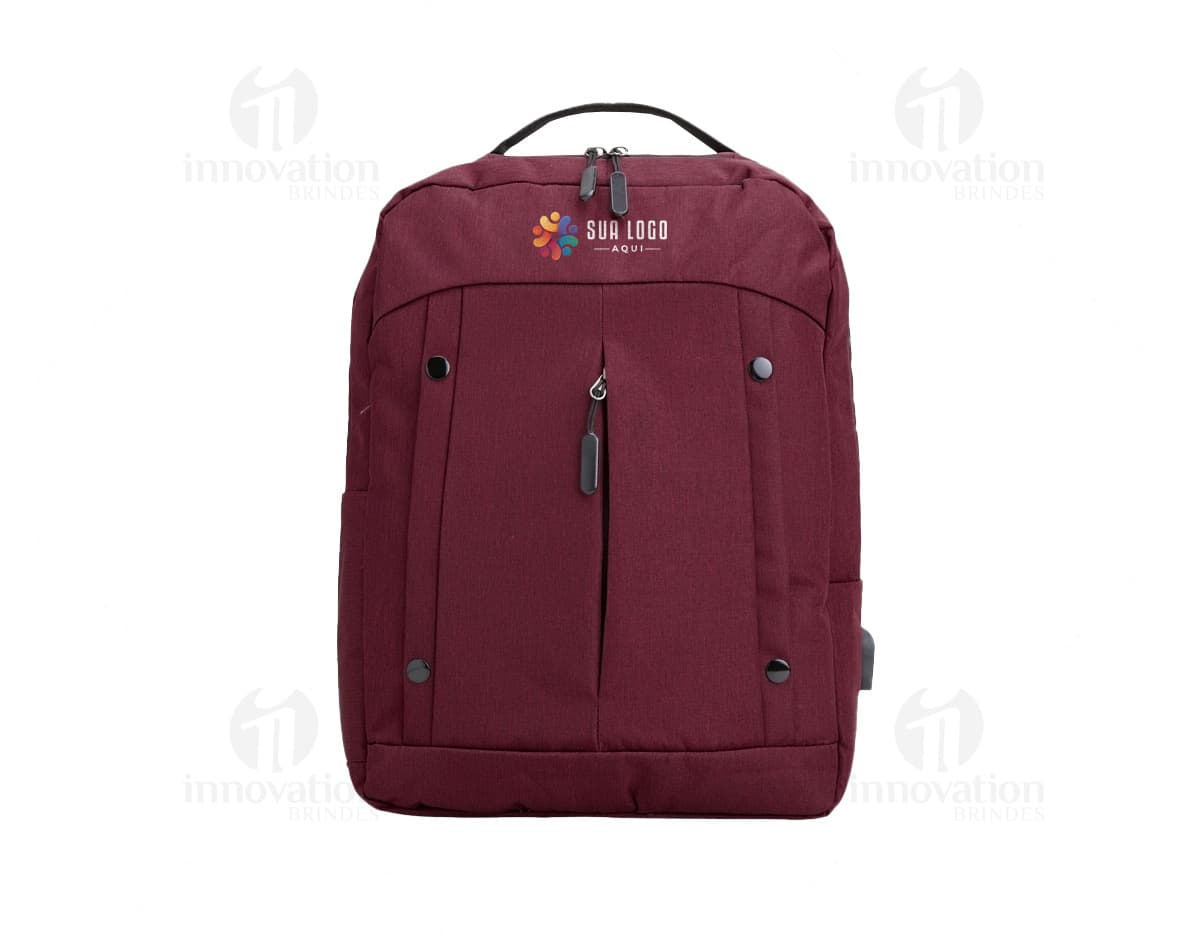 Mochila de nylon de 21 litros em marrom e preto, com alça de couro, zíperes, bolsos e tecido resistente. Ideal para viagens, uso casual e estilo moderno.