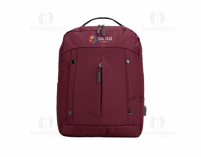 Mochila de nylon de 21 litros em marrom e preto, com alça de couro, zíperes, bolsos e tecido resistente. Ideal para viagens, uso casual e estilo moderno.