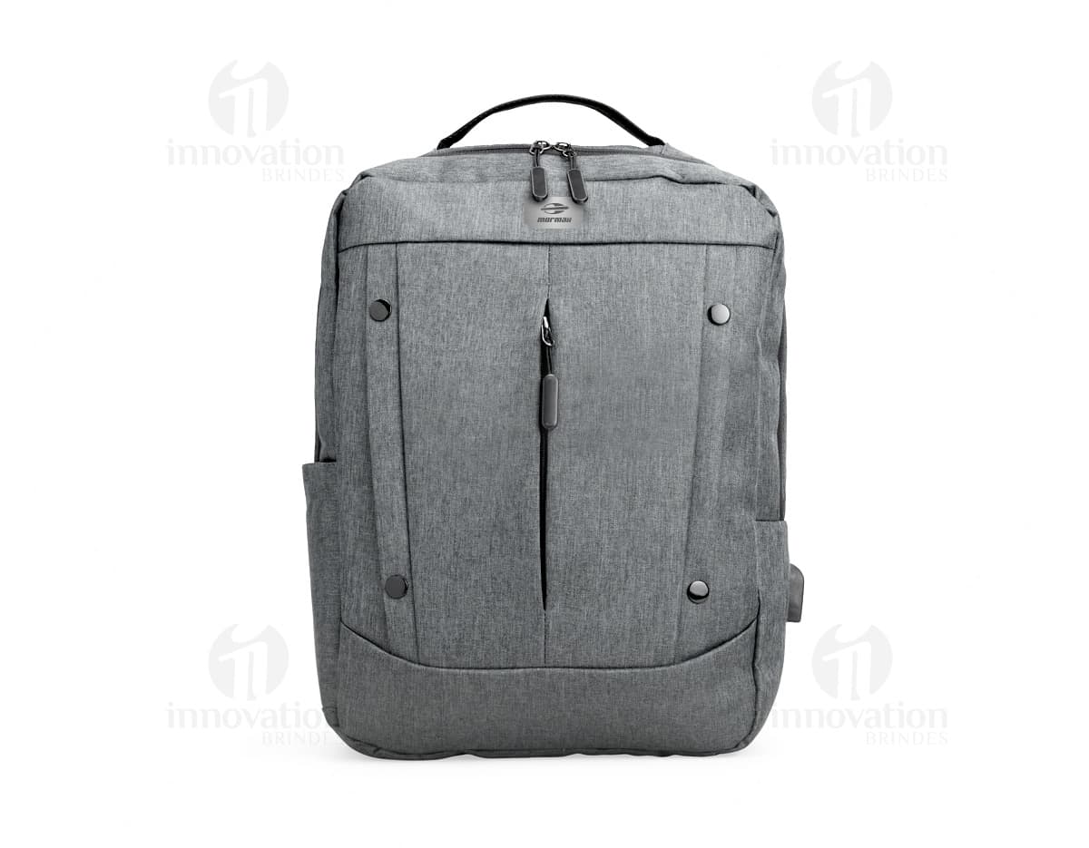 Mochila de nylon de 21 litros em marrom e preto, com alça de couro, zíperes, bolsos e tecido resistente. Ideal para viagens, uso casual e estilo moderno.