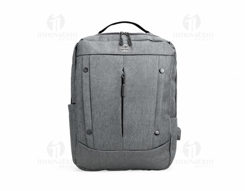 Mochila de nylon de 21 litros em marrom e preto, com alça de couro, zíperes, bolsos e tecido resistente. Ideal para viagens, uso casual e estilo moderno.