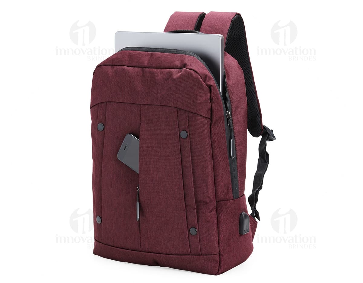 Mochila de nylon de 21 litros em marrom e preto, com alça de couro, zíperes, bolsos e tecido resistente. Ideal para viagens, uso casual e estilo moderno.
