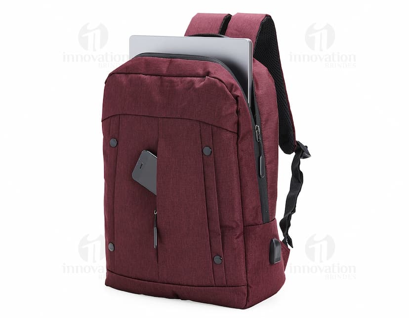 Mochila de nylon de 21 litros em marrom e preto, com alça de couro, zíperes, bolsos e tecido resistente. Ideal para viagens, uso casual e estilo moderno.