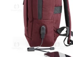 Mochila de nylon de 21 litros em marrom e preto, com alça de couro, zíperes, bolsos e tecido resistente. Ideal para viagens
