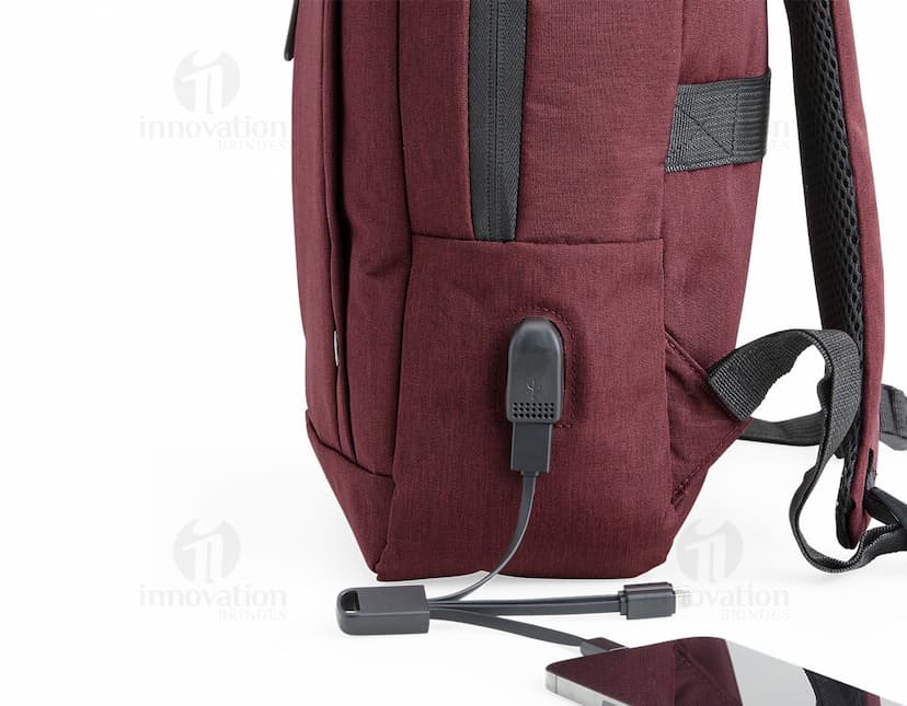 Mochila de nylon de 21 litros em marrom e preto, com alça de couro, zíperes, bolsos e tecido resistente. Ideal para viagens, uso casual e estilo moderno.
