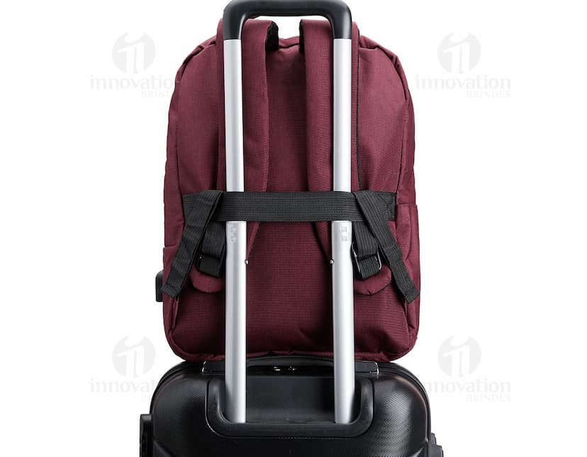 Mochila de nylon de 21 litros em marrom e preto, com alça de couro, zíperes, bolsos e tecido resistente. Ideal para viagens, uso casual e estilo moderno.