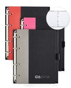 Caderno Fichário de Couro Sintético com capa protetora, folhas em branco, design vintage em couro sintético marrom. Ideal para anotações pessoais, estudos e organização de documentos. Inclui espaço para cartões, dinheiro e caneta. Perfeito para uso em escritórios, escolas e trabalhos de estudo.