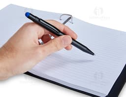 Bolígrafo Metal Touch em tom prateado, com ponta sensível ao toque.