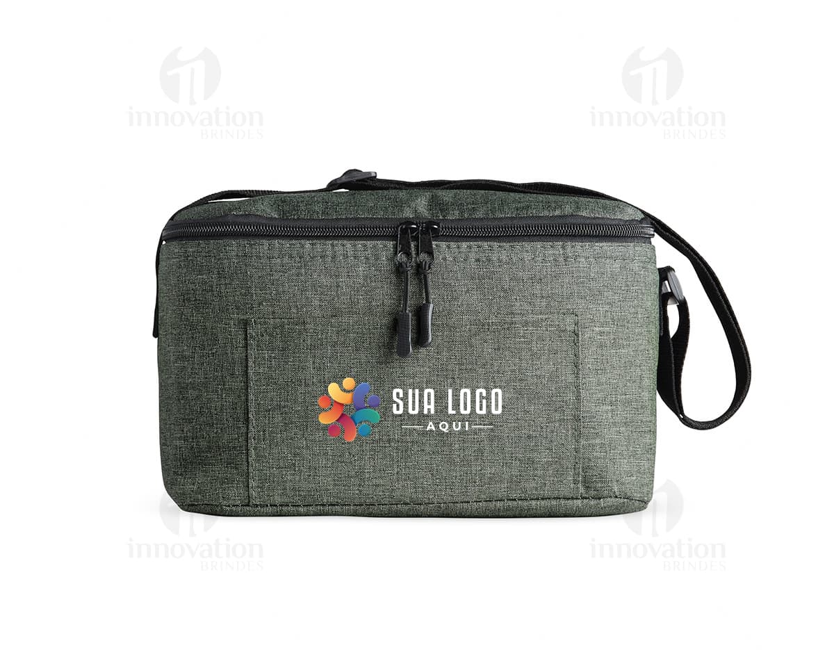 Bolsa térmica de 6 litros em couro marrom, com zíper e vários bolsos para guardar objetos pessoais. Ideal para viagens de negócios ou viagens de lazer, proporcionando praticidade e estilo.