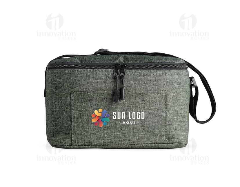 Bolsa térmica de 6 litros em couro marrom, com zíper e vários bolsos para guardar objetos pessoais. Ideal para viagens de negócios ou viagens de lazer, proporcionando praticidade e estilo.