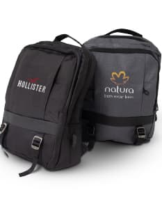 Mochila de Nylon 20 Litros preta, moderna e profissional, com equipamento eletrônico, lentes e câmera digital. Possui um estilo vintage e retro, com fecho de zíper, alça de couro e compartimentos para armazenar objetos de fotografia. Ideal para viagens e uso diário.