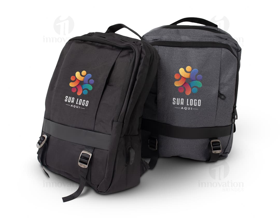 Mochila de Nylon 20 Litros preta, moderna e profissional, com equipamento eletrônico, lentes e câmera digital. Possui um estilo vintage e retro, com fecho de zíper, alça de couro e compartimentos para armazenar objetos de fotografia. Ideal para viagens e uso diário.