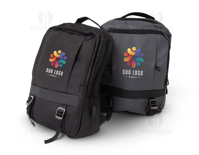 Mochila de Nylon 20 Litros preta, moderna e profissional, com equipamento eletrônico, lentes e câmera digital. Possui um estilo vintage e retro, com fecho de zíper, alça de couro e compartimentos para armazenar objetos de fotografia. Ideal para viagens e uso diário.