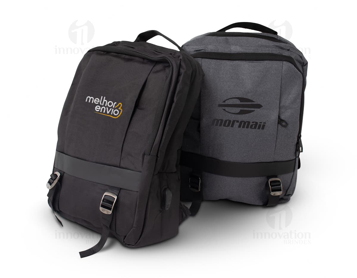 Mochila de Nylon 20 Litros preta, moderna e profissional, com equipamento eletrônico, lentes e câmera digital. Possui um estilo vintage e retro, com fecho de zíper, alça de couro e compartimentos para armazenar objetos de fotografia. Ideal para viagens e uso diário.