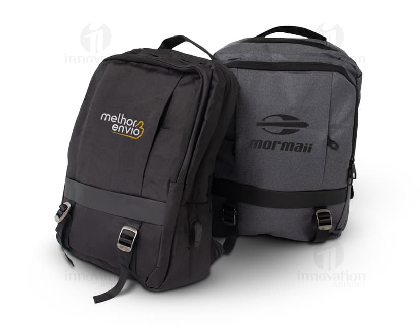 Mochila de Nylon 20 Litros preta, moderna e profissional, com equipamento eletrônico, lentes e câmera digital. Possui um estilo vintage e retro, com fecho de zíper, alça de couro e compartimentos para armazenar objetos de fotografia. Ideal para viagens e uso diário.