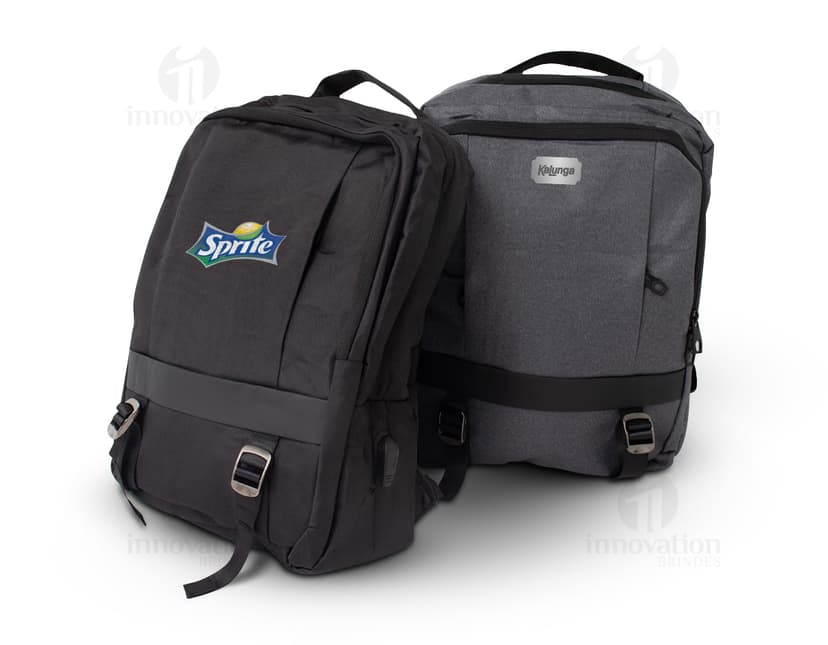 Mochila de Nylon 20 Litros preta, moderna e profissional, com equipamento eletrônico, lentes e câmera digital. Possui um estilo vintage e retro, com fecho de zíper, alça de couro e compartimentos para armazenar objetos de fotografia. Ideal para viagens e uso diário.